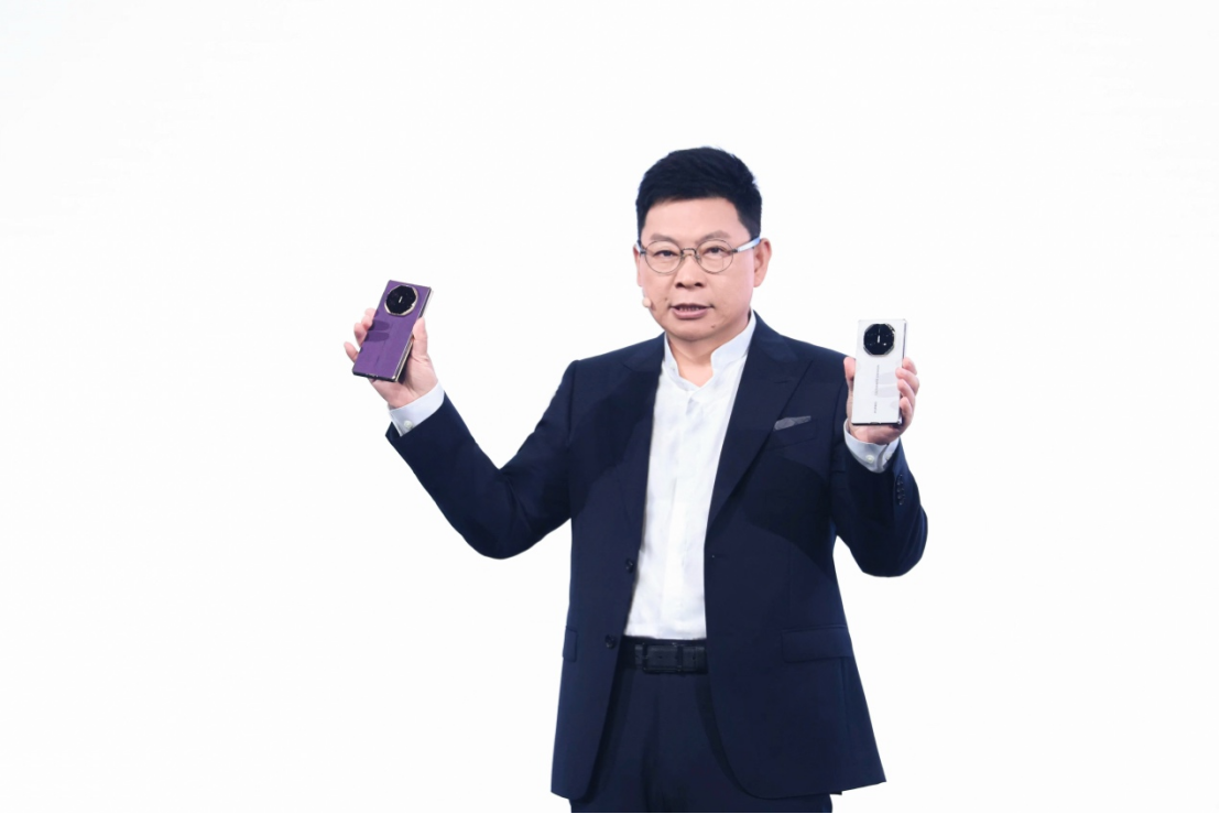 华为发布全新Mate XTs 非凡大师，巅峰之上，再展非凡