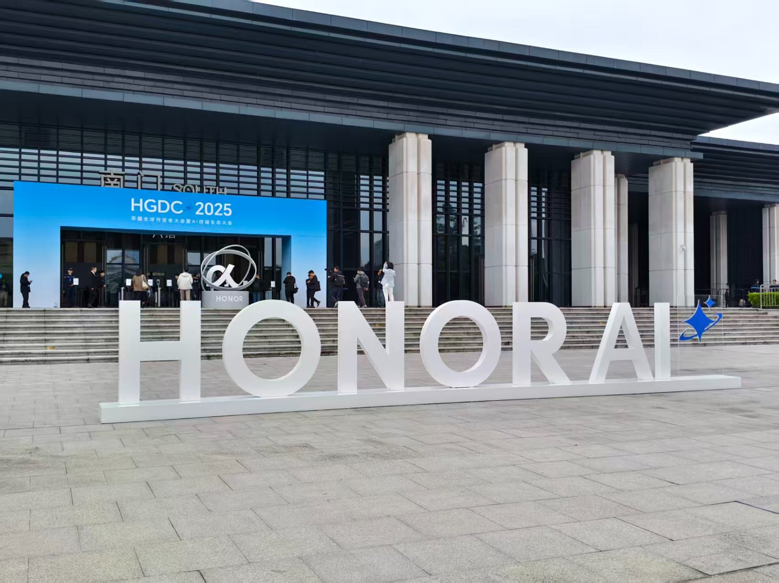 荣耀发布8大AI场景解决方案：以“全场景覆盖”推动终端智能普惠落地